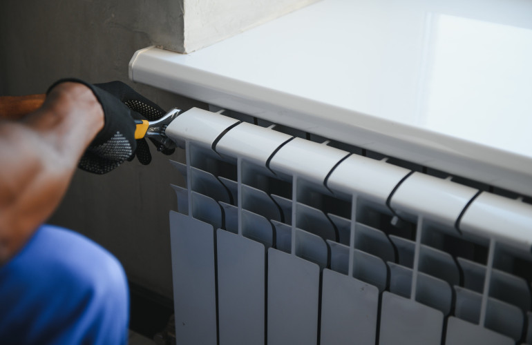 Hoe maak ik een radiatorombouw met radiatorpanelen